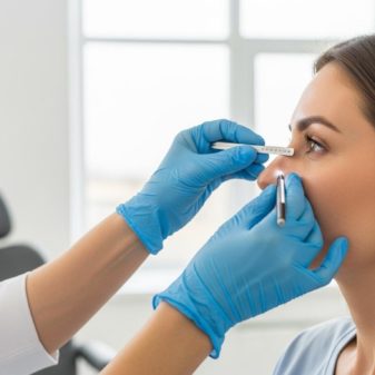 Comment se déroule l'intervention de la rhinoplastie, du premier rendez-vous à la récupération ?