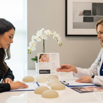 Prothèses mammaires rondes ou anatomiques : comment choisir avec votre chirurgien ?