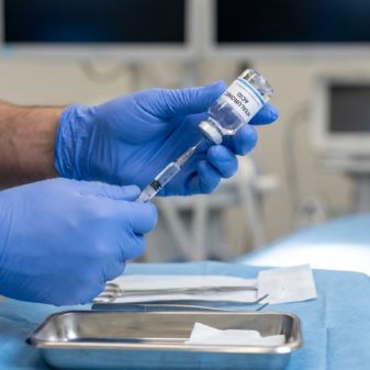 Les dangers réels des injections d'acide hyaluronique et comment choisir un praticien qualifié