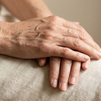 Pourquoi vos mains vieillissent plus vite que votre visage